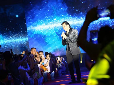 明星經(jīng)紀公司攜手費翔唱響揚中明星見面會.jpg 上海明星經(jīng)紀