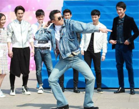 鄧超在“跑男”搞怪